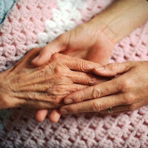 mains-personne-agee-aide-soutien-moral-Photo-CPA-publiee-par-INFOSuroit-com_