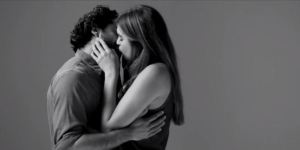 couple-qui-sembrasse